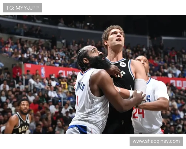 湖人抢人大洛施压雄鹿！争冠中锋成雄鹿续约难题(3)